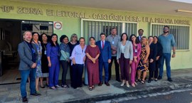 O servidor José Wellington, chefe do cartório, juntamente com a sua equipe, recebeu a comitiva d...