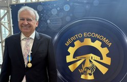 A condecoração é oferecida pela Secretaria de Economia do GDF a pessoas que tenham contribuído s...