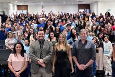Cerca de 200 estudantes participantes da edição 2026 do Programa Eleitor do Futuro estiveram reu...