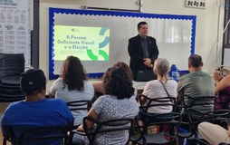 Atividade da EJE-DF apresentou recursos de acessibilidade da urna eletrônica e orientou particip...