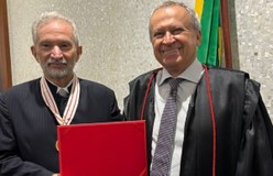 A outorga foi feita pelo presidente do TREDF e Chanceler da Medalha, desembargador Jair Soares, ...