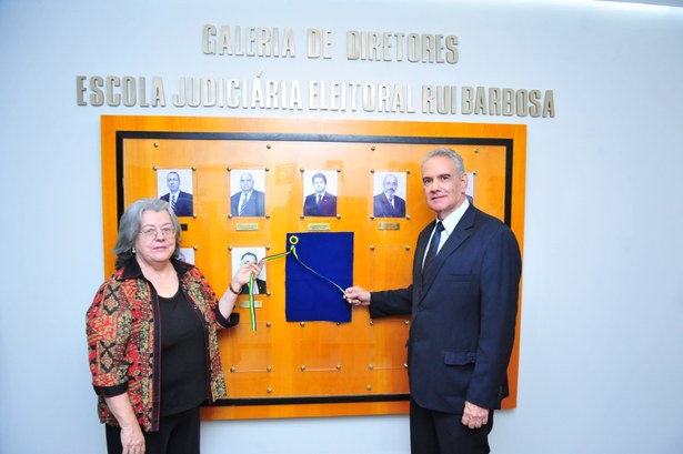 Foto da aposição de foto do ex-Diretor da Escola Judiciária Eleitoral, Desembargador César Loyola
