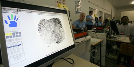 Cadastro biométrico tela de recadastramento biométrico, com funcionários ao fundo.