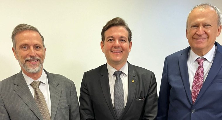 Desembargador Eleitoral recebe título de cidadão honorário Título honorífico foi concedido pela CLDF