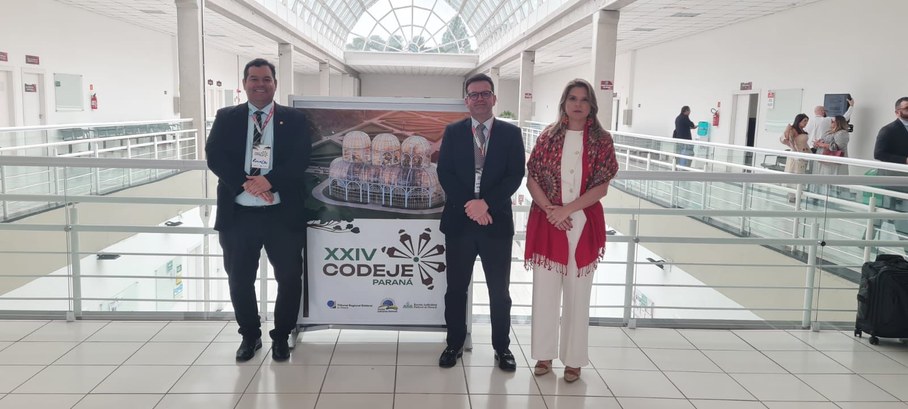 EJE/DF participa do XXIV CODEJE O Diretor da Escola Judiciária Eleitoral Rui Barbosa, desembargador Guilherme Pupe, e a diretora...