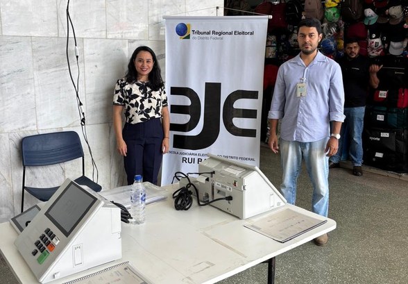 EJE-DF promove campanha na Rodoviária do Plano Piloto para incentivar regularização eleitoral O Tribunal Regional Eleitoral do Distrito Federal, por meio da Escola Judiciária Eleitoral do Di...