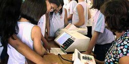 Futuros eleitores no primeiro contato com a urna eletrônica.
