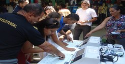 Eleitores simulam votação com urna biométrica