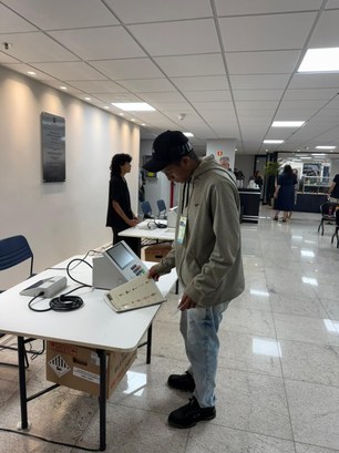 Nesta manhã de quinta-feira, 26/2, o TREDF recebeu estudantes de nível médio do CED 01 do Itapoã...
