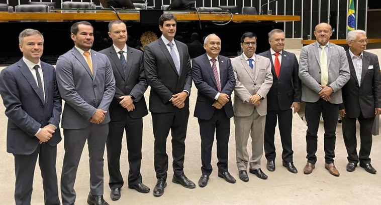 Juiz-Auxiliar e Chefe de Gabinete representam o TRE-DF em Sessão Solene em homenagem ao Sindicat...