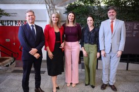 Juiza do TRE-DF participa de lançamento de guia para orientar cobertura jornalística sobre femin...