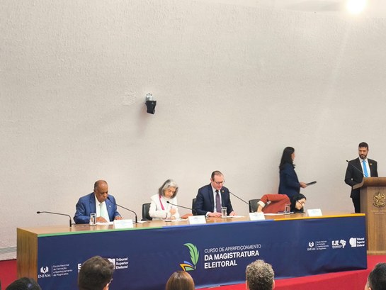 Magistrados do TRE-DF participam de curso de atualização eleitoral

