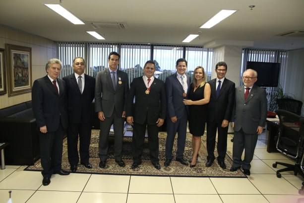 Presidente do TRE/DF agracia homenageados com a Medalha do Mérito Eleitoral