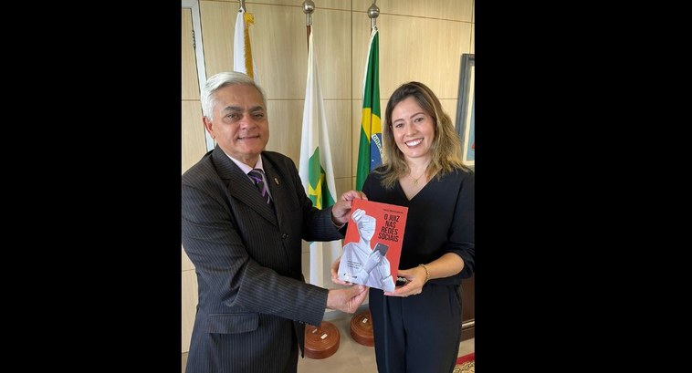 Presidente do TRE-DF recebe livro em visita institucional