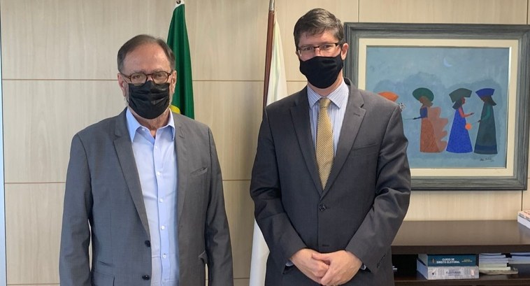 Presidente do TREDF recebe Embaixador do MRE para tratar das eleições no exterior em 2022 Desembargador Humberto Ulhôa e Embaixador Leonardo Gorgulho