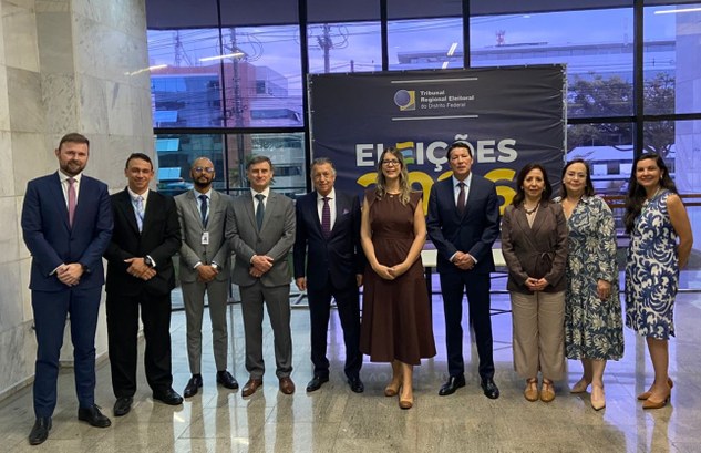 TRE-DF apresenta eleições no exterior para observadores internacionais