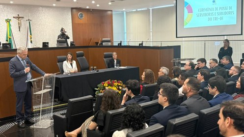 TRE-DF dá posse a novos analistas