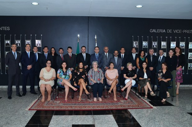 Vinte e nove colaboradores tomaram posse perante a Presidente Carmelita Brasil.