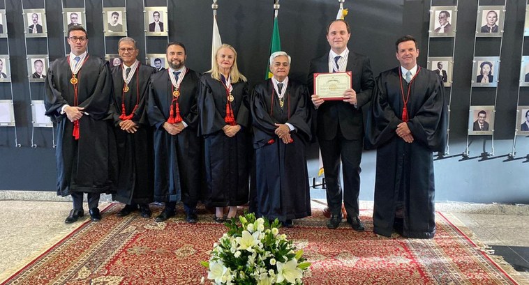 TRE-DF entrega Medalha do Mérito Eleitoral a Juiz da Corte Interamericana de Direitos Humanos Rodrigo Mudrovitsch A cerimônia aconteceu na tarde desta segunda-feira (3), no TRE-DF, na presença de Membros da Cor...