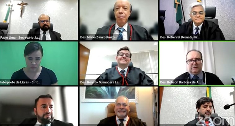 TRE-DF homenageia Desembargador Robson Barbosa Azevedo em sua despedida da Corte TRE-DF homenageia Desembargador Robson Barbosa Azevedo em sua despedida da Corte