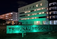 TRE-DF ilumina prédio de verde em apoio à campanha do glaucoma