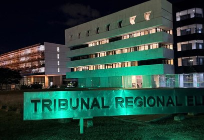 TRE-DF ilumina prédio de verde em apoio à campanha do glaucoma