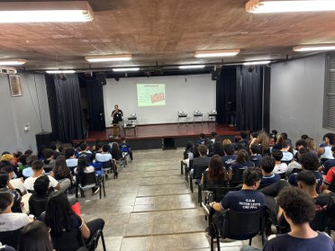 Encontros no Centro de Ensino Médio Setor Leste abordaram democracia, sistema eleitoral, partici...