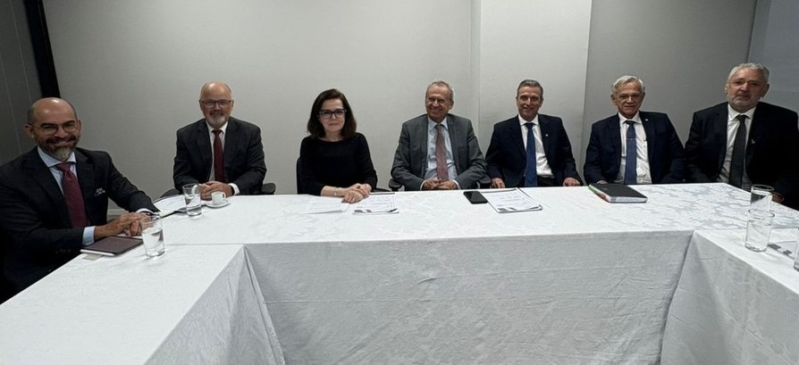 Autoridades representantes do Ministério das Relações Exteriores estiveram na tarde de ontem, 9 ...