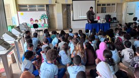 Atividade reuniu cerca de 200 alunos do programa Eleitor do Futuro, com palestra e simulação de ...