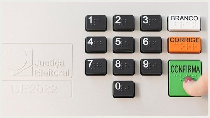 A imagem mostra o teclado de uma urna eletrônica utilizada nas eleições brasileiras. À esquerda,...