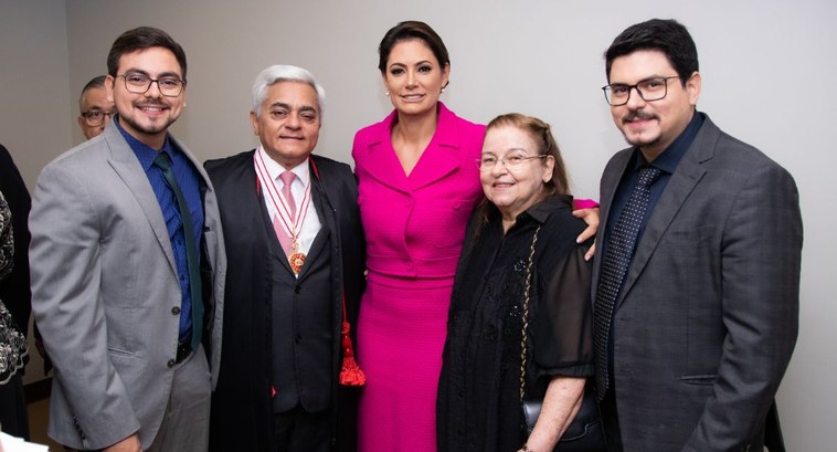 Presidente do TRE-DF e sua família recebem a primeira-dama. Na foto, da esq. para a dir.: Rôbers...