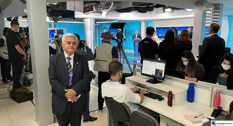 Presidente do TRE-DF participa como espectador do debate entre candidatos ao governo do DF promo...