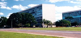 Primeira sede do TRE-DF, localizada na Esplanada dos Ministérios. 1960-1969. Imagem colorida.