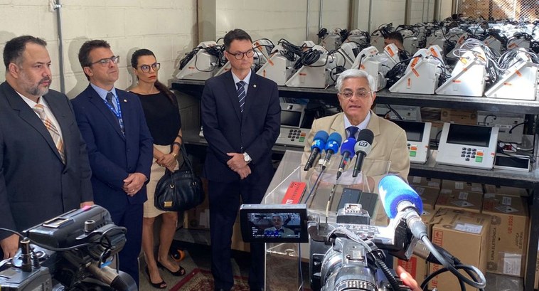 TRE-DF inicia lacração das urnas para o segundo turno das Eleições 2022 O procedimento acontece até o dia 26 de outubro e a previsão é de que mil urnas sejam lacradas p...