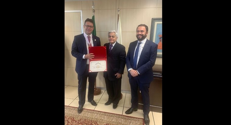 TREDF realiza entrega da Medalha do Mérito Eleitoral ao Presidente da OAB/DF Presidente do TREDF faz visita institucional ao Secretário de Segurança Pública do DF
