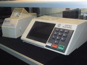 Urna eletrônica com módulo impressor externo, modelo 2002. Imagem colorida.